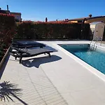 Mona-haus Mit Privatpool In Novigrad Mit Meerblick, Privatem Parkplatz Und Wallbox 度假居